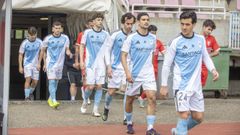 Jugadores del Compostela en los proleg�menos del partido ante el Gran Pe�a