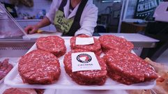 La carnicera Brais, en Lugo, vende hamburguesa de vaca de raza cachena.