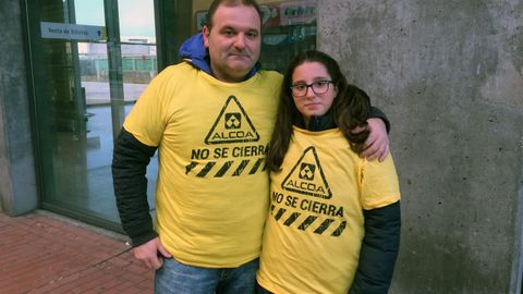 Juan Huergo y Sara Huergo, de Piedras Blancas, participan en la manifestaci�n de Alcoa