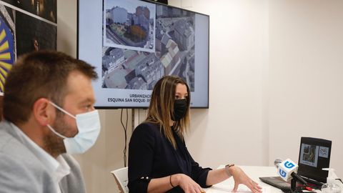 Lara Mndez y lvaro Santos explicando el proyecto de urbanizacin de San Roque con Ronda da Muralla