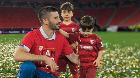 Fran, con sus hijos, Mikel y Andr, tras proclamarse campen de la Europa League