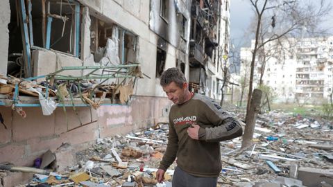 Un residente pasa por un edificio bombardeado por Rusia en Severodonetsk.