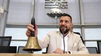 El nuevo presidente del Parlamento de Sajonia-Anhalt, el ultraderechista Tobias Rausch, tras su nombramiento 
