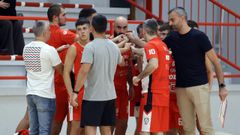 La plantlla del Celtas Rabaza, con su entrenador, Alberto Ruiz de Galarreta, a la derecha, durante el partido contra el Cambre en Marzn.