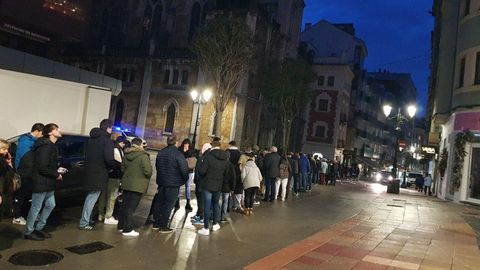 Aficionados del Real Oviedo hacen cola en la tienda del club en la calle Caveda