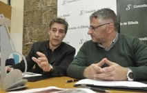 El escultor Carlos Alberto Castro y el alcalde, Manuel Cu��a.