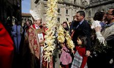 <span lang= es-es >Domingo de Ramos</span>. El arzobispo Juli�n Barrio presidi� el acto de consagraci�n de los ramos. Hoy saldr� a partir de las 21.30 horas desde Santa Mar�a del Camino la procesi�n de la Humildad.