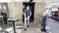Un camarero y un cliente con mascarillas en un local de hostelera del centro de Chantada, en una foto del pasado mes de mayo