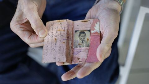 Daniel Cuíña muestra su primer carné de socio.