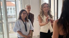 La delegada de la Xunta, Martina Aneiros, haciendo entrega de las llaves. 