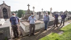 El cementerio de San Froil�n ha limitado los entierros al horario matinal a causa del coronavirus