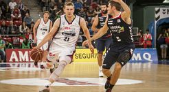 Waczynski controla el bal�n en un partido ante el Laboral Kutxa Baskonia. 