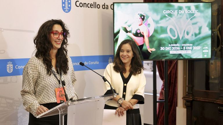 Itxaso Barrios, responsable de Marketing de Mercados Internacionales del Cirque du Soleil, y la alcaldesa, In&eacute;s Rey, durante la presentaci&oacute;n del espect&aacute;culo &laquo;OVO&raquo;.