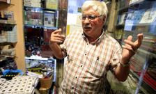 Antonio Besteiro, de 73 a�os, en su tienda de numism�tica, en Sombrereiros, despu�s del atraco. 