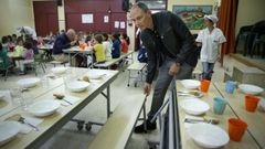 Comedor habilitado en el sal�n de actos del Mar�a Barbeito de A Coru�a