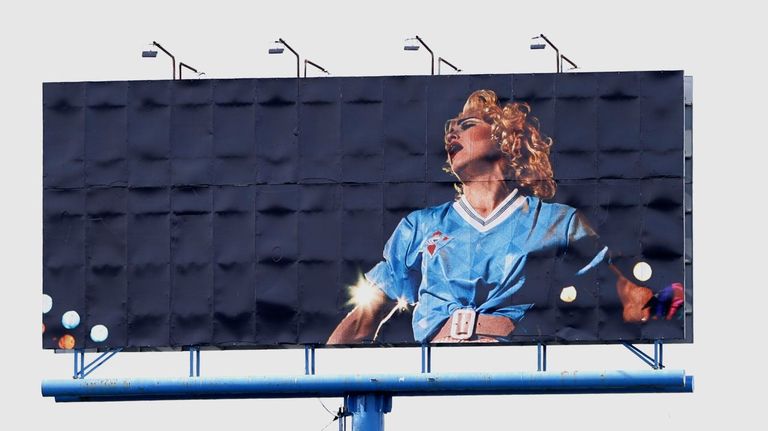 Una gran valla publicitaria con la imagen de Madonna�luciendo la camiseta del Celta preside una de las entradas a la ciudad de Vigo.