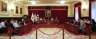 <span lang= es-es >El pleno que inici� la despedida</span>. La de ayer pudo haber sido la �ltima sesi�n del mandato, a falta de un posible pleno extraordinario en las pr�ximas semanas. Las elecciones y la despedida flotaba en el ambiente y en los discursos. Al menos 14 de los 25 ediles no continuar�n a partir del 24-M. 