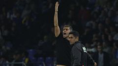 Antonio Hidalgo protesta ante el cuarto �rbitro en un lance del D�por-Levante