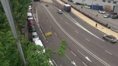 Imagen de la cola que se lleg� a formar a primera hora por el cierre de los t�neles