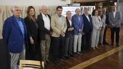 Miguel Agromayor (sexto por la izquierda), con repesentantes institucionales en el homenaje que le brindaron en el Casino
