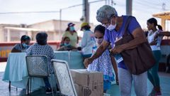 Una mujer participa en la consulta puopular organizada por la oposicin venezolana