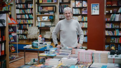 Javier posa desde su librera, en la calle Cardenal Quevedo de Ourense