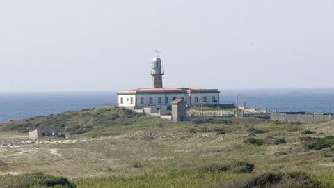 El faro de Lario est situado en un entorno ambiental privilegiado, adems de en una zona de gran riqueza paisajstica y presencia de aves singulares 