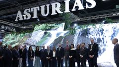 Los reyes Felipe y Letizia junto al presidente de Asturias, Adrin Barbn (c), entre otros, posan en el stand del Asturias de la feria Interanacional de Turistmo Fitur 2024  en Ifema, Madrid