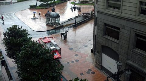 Una dotaci�n de bomberos junto al edificio central de Liberbank, en Oviedo.Una dotaci�n de bomberos junto al edificio central de Liberbank, en Oviedo 