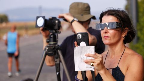 Personas mirando al sol desde la zona de la Torre a trav�s de los telescopios