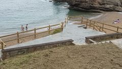 Barandillas renovadas en la playa de Esta�o (Gij�n).