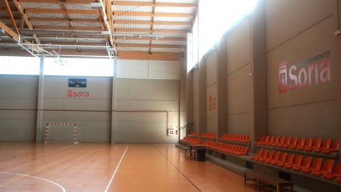 Vista del polideportivo de San Andr�s, en Soria, donde ten�a lugar el campamento de balonmano en el que los 35 menores y 5 monitores se encuentran aislados despu�s de que el coordinador, Claudio G�mez Navarro, directivo de la Real Federaci�n Espa�ola de Balonmano (RFEB), fuera hallado ayer muerto cerca de un r�o y haya dado positivo en coronarivus al realizarle la autopsia.