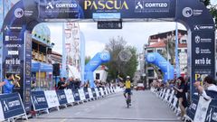 Tom�s Pombo cruzando la meta en Padr�n (2025)