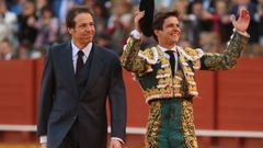 El Juli y el ganadero Justo Hern�ndez Escolar dan la vuelta al ruedo hace cuatro a�os en La Maestranza