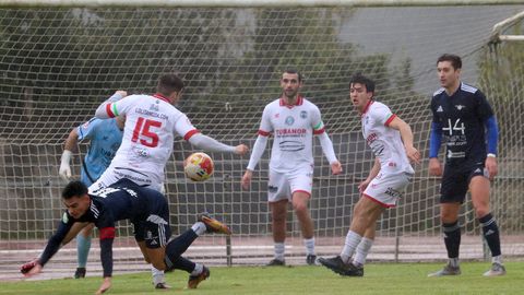 Imagen del partido entre el Noia y el Alondras en el Julio Mato.