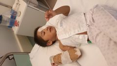El peque�o, de tres a�os, est� ingresado en el Cl�nico de Santiago. La imagen ha sido cedida por la familia