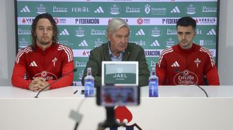 Ansede, en el centro de la imagen, aprovech&oacute; la presentaci&oacute;n para agradecer al racinguismo su apoyo.