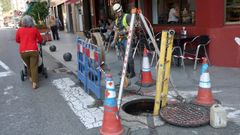 Foto de archivo de un operario instalando fibra en Ribeira, donde la cobertura es del 84,5 %.