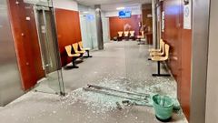 Estado en el que qued� una puerta de cristal del centro de salud Virxe Peregrina de Pontevedra tras la agresi�n, ocurrida el 13 de septiembre del 2024