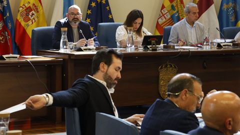 Un momento del pleno de la Diputaci�n de Lugo, con Ameijide, del PP, en primer t�rmino, y Efr�n Castro y Carmela L�pez en la presidencia