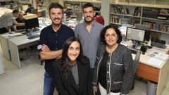 Los participantes posaron en la redacci�n de La Voz de Galicia en Santiago. De izquierda a derecha y de arriba a abajo: Javier Garcia, profesor de primaria en A Illa y exdirector del CEIP Vi�agrande (Vilanova); Xos� Manuel Dominguez, profesor en pr�cticas, de Filosof�a, en el IES Blanco Amor de Ourense; Anabel Ferreir�s (izquierda), primer a�o de maestra en primaria, en el CEIP de Xu�o (Porto do Son); y Mar�a Roma, profesora de Lingua Galega en el CIP Domingo Font�n, de Portas.