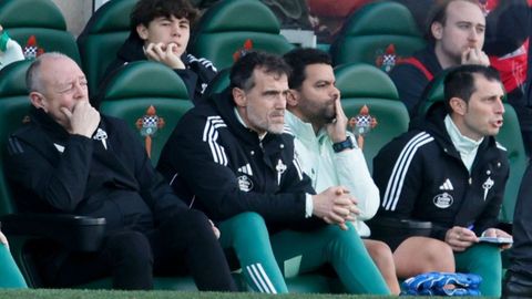 Valeiro y Corredoira, en el centro de la imagen, en el banquillo de A Malata.