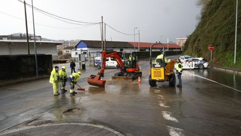 Los servicios de emergencias tratando de achicar agua en la calle r�o Arnoia tras el revent�n de una tuber�a