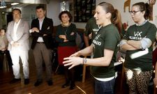 Jos� Crespo, Ovidio Rodeiro y Mar�a Jos� Bat�n con trabajadores, voluntarios y mayores en As Dores.