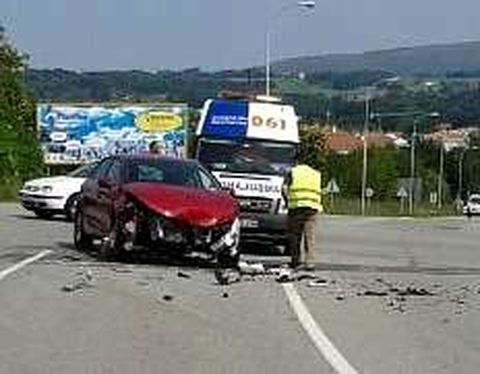 Los coches sufrieron da�os.