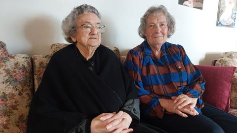 Irene y su sobrina Rosario, Charito, de 87 años, con quien vive