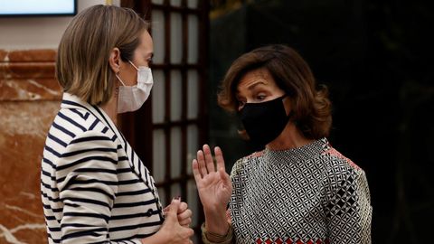Carmen Calvo, este mi�rcoles, charlando en los pasillos del Congreso con la portavoz del PP, Cuca Gamarra