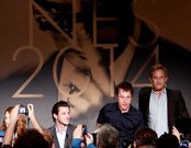 Bonello, entre los actores Gaspard Ulliel y Jeremie Renier.