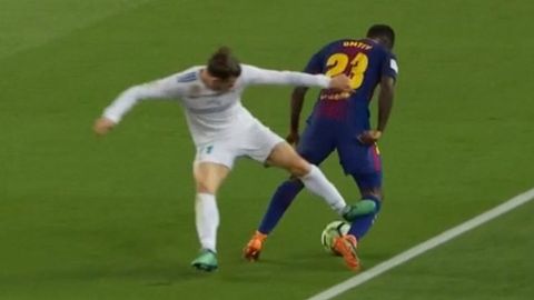 Dura entrada de Bale sobre Umtiti por la que el gal�s debi� ser expulsado