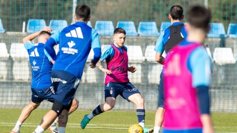 Viti conduce un baln durante el entrenamiento del Real Oviedo